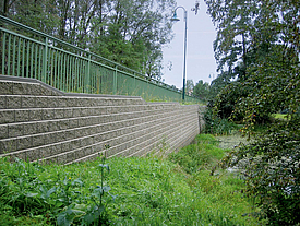 Safe retaining walls with Fortrac Block: Wall construction with high stability