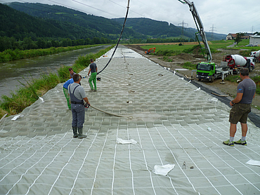 Incomat wird auf einer Baustelle befüllt