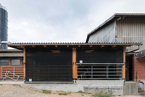Built-in roller shutter for wind and weather protection of the dairy cattle