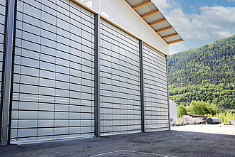 Flexible interior design: industrial hall with textile façades and doors
