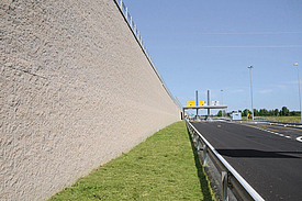 Flexible use along the highway: Fortrac Block with concrete blocks