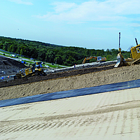 Intermediate sealing systems for landfill extensions