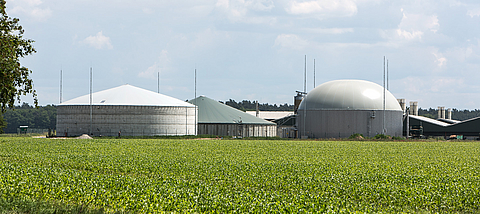 The picture shows a single-skin gas-tight silo roof on the left, a dome on the right and an emission protection roof in green in the middle