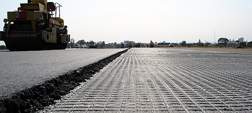 Roller compaction and bitumen coating for durable asphalt bonding Compaction of fresh asphalt with roller and bitumen coating for strong bond