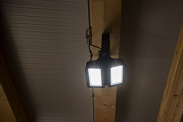 Ansicht auf ein Lubratec LED Double das an einem Balken befestigt wurde