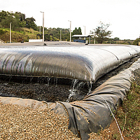 Filtration and dewatering in a sewage treatment plant