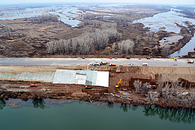 Installation of Incomat Flex for erosion control and sustainable sealing of a dike in Samara