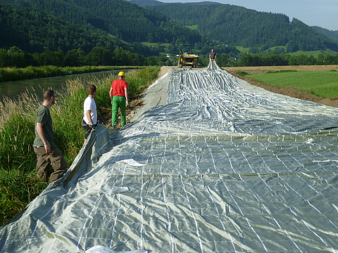 Verlegung von Incomat Crib durch Mensch und Maschine