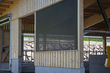 Detailansicht auf eine geotextile Spannvariante die in einem Milchkuhstall installiert ist