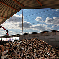 Tensioning variant on the roof gable as weather protection on an industrial hall