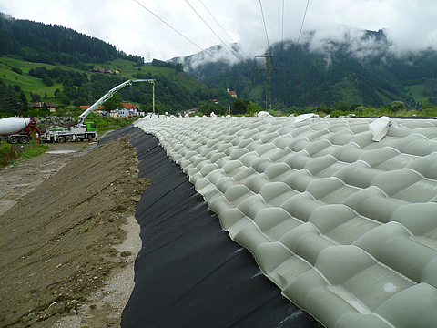 Betonpumpe befüllt mit einer Baustelle mit Incomat Crib.