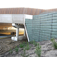 Green and game bridge over the A2 with 110° earth pressure relief wall