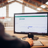 Person uses the Lubratec Smart App on the computer to control the barn climate